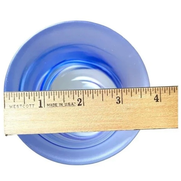 Handblown Frosted Blue Swirl stunning glass vase - Picture 4 of 5